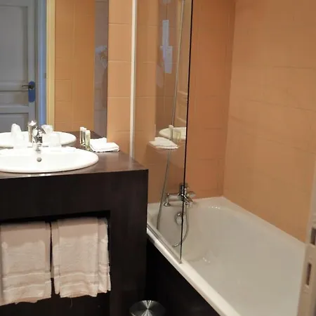 Chateau De Szálloda *