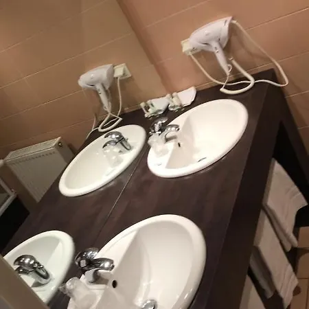 Chateau De Szálloda La Pomarède